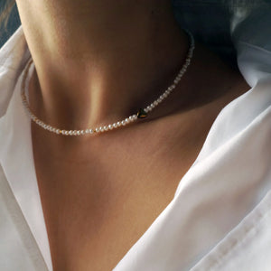Smulkių perlų kaklo vėrinys su širdele
