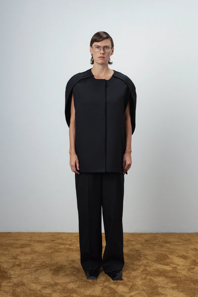 Sculptural wool black apsiaustas