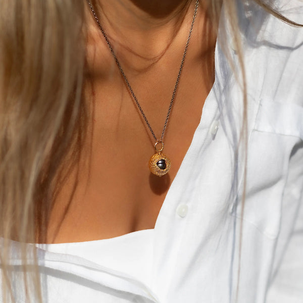 H i d e FRESHWATER dark pearl 24K gold plated/oxidised silver kaklo papuošalas
