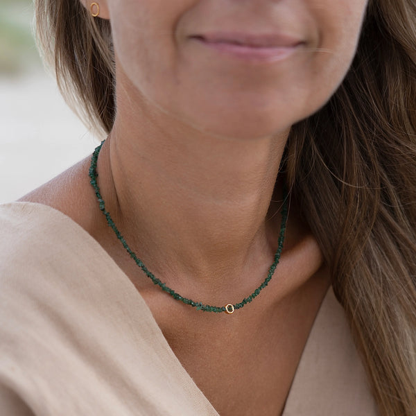 EMERALD UNCUT CIRCLE 24K plated kaklo papuošalas