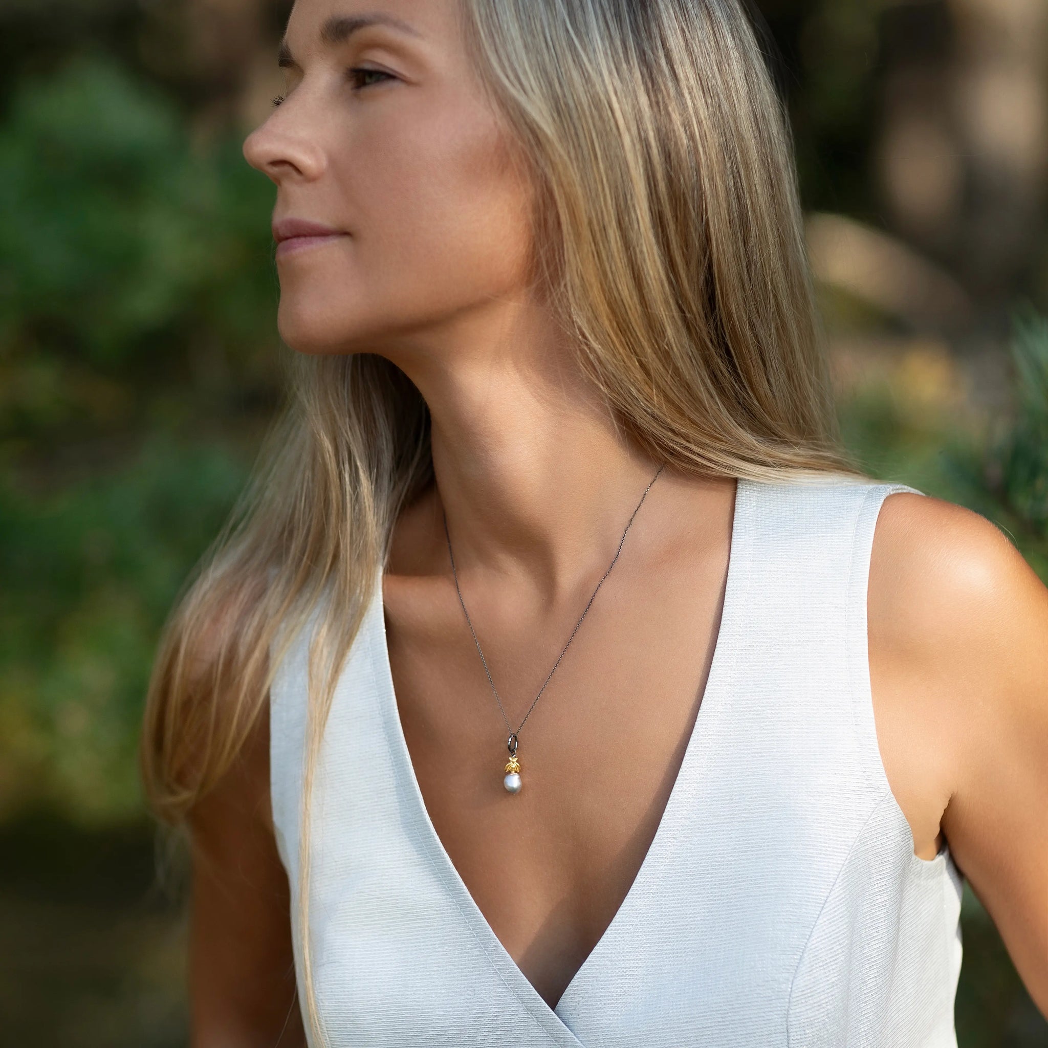 Lucky B e e mini grey pearl oxidised silver kaklo papuošalas