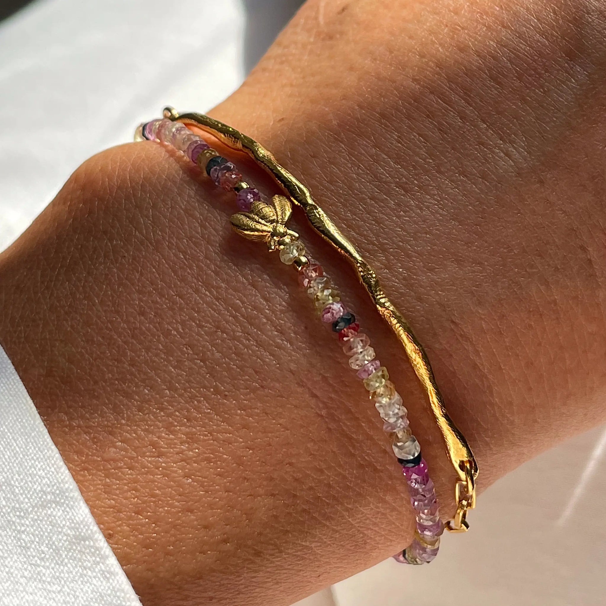 MULTI SAPPHIRE BEE SET 24K gold plated apyrankė