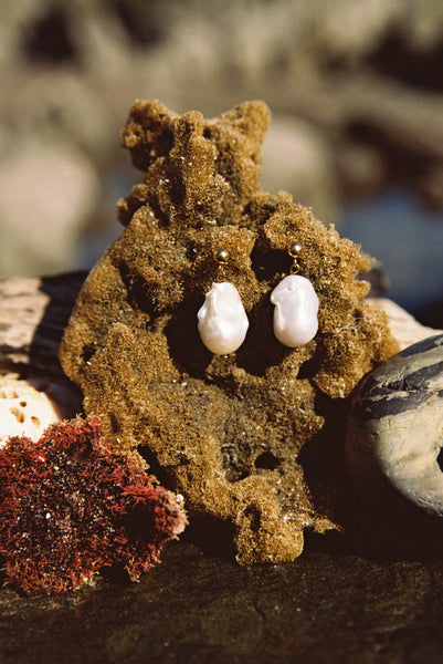 Barokinių perlų kabantys auskarai (auksas)