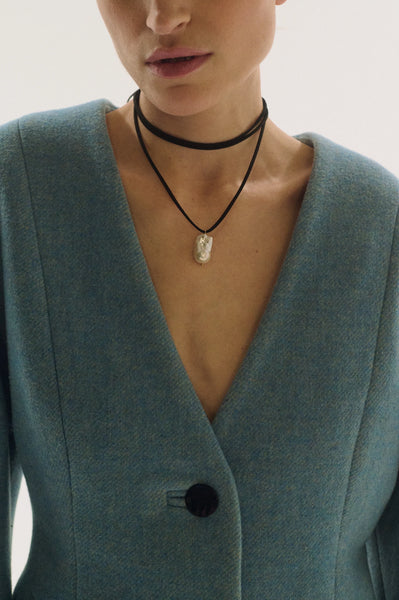 Juoda virvelė su barokiniu perlu (auksas)