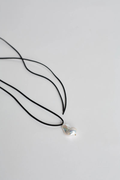 Juoda virvelė su barokiniu perlu (auksas)