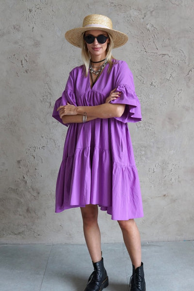 Plataus silueto violetinė suknelė