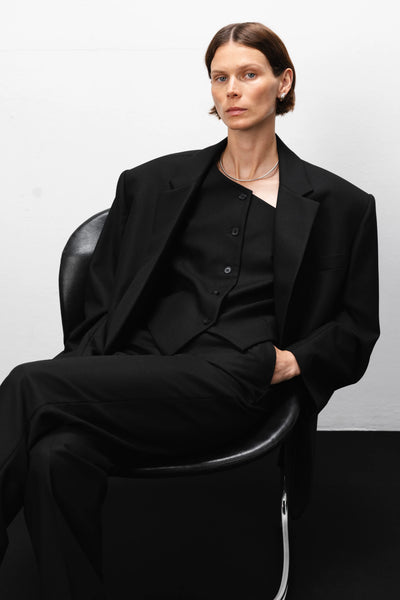 One-shoulder black liemenė