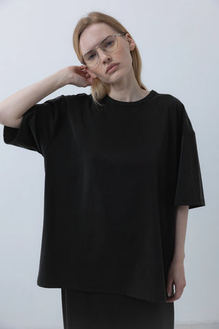 Oversized modal black marškinėliai