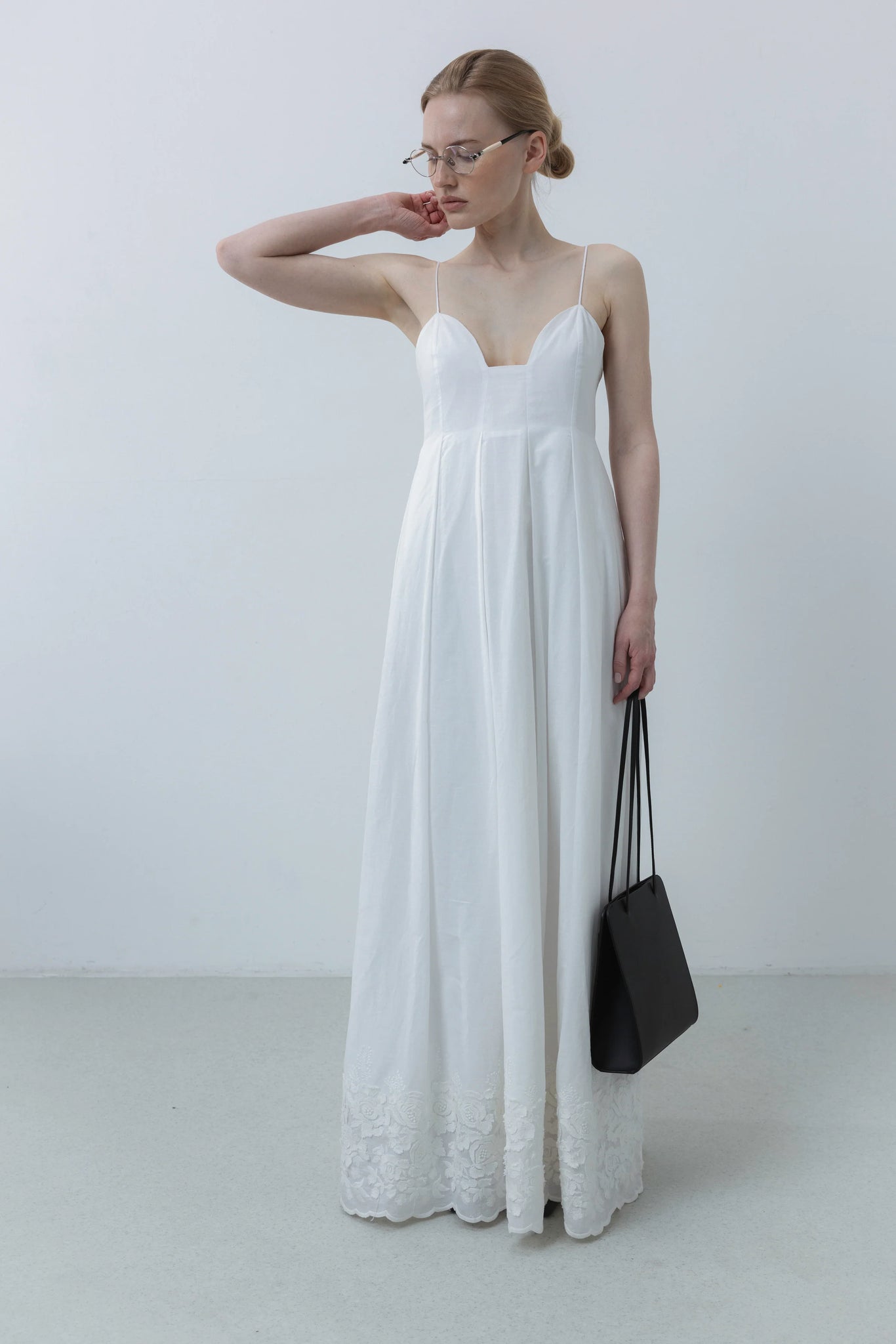Embroidered floral suknelė