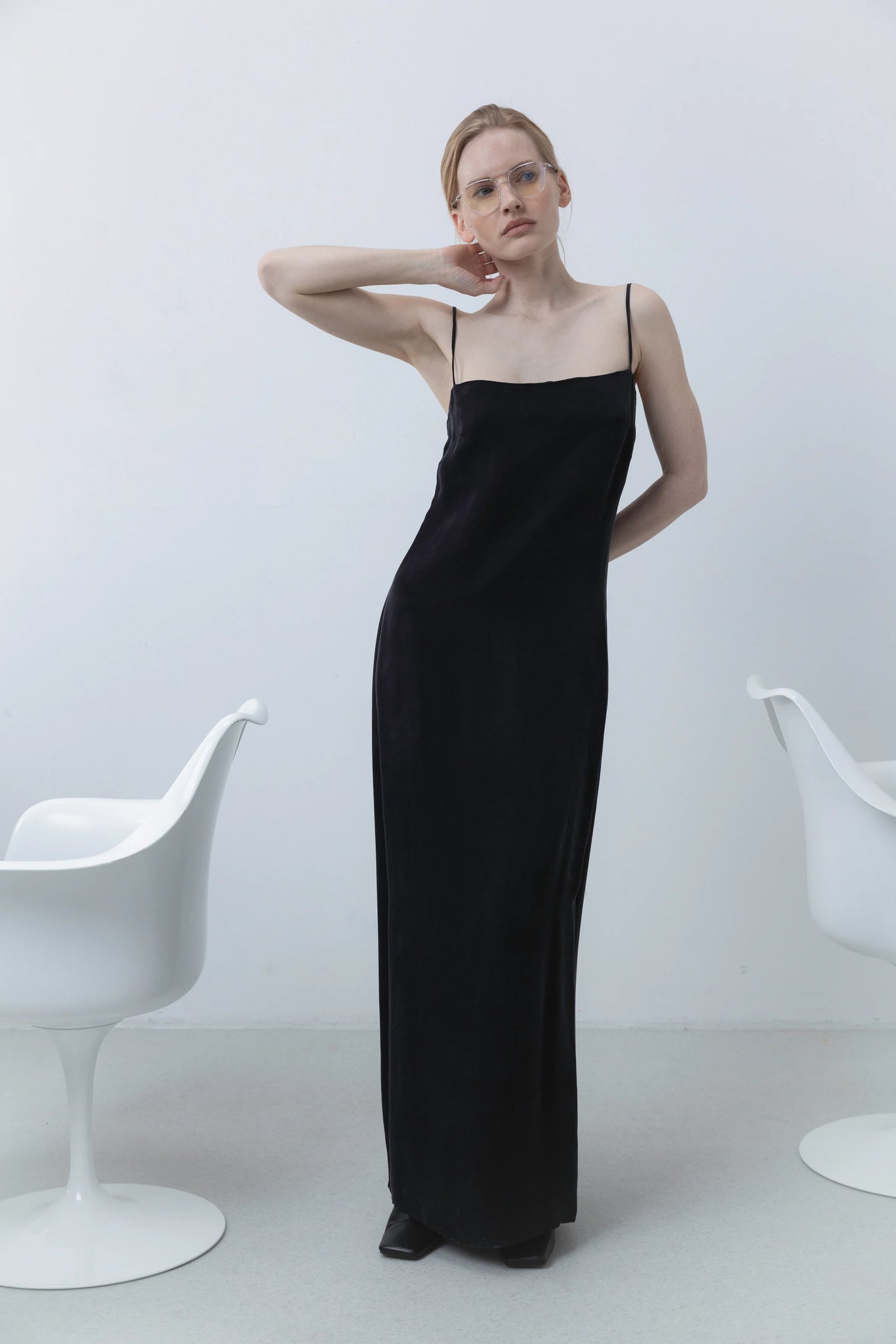 Long minimal slip black suknelė