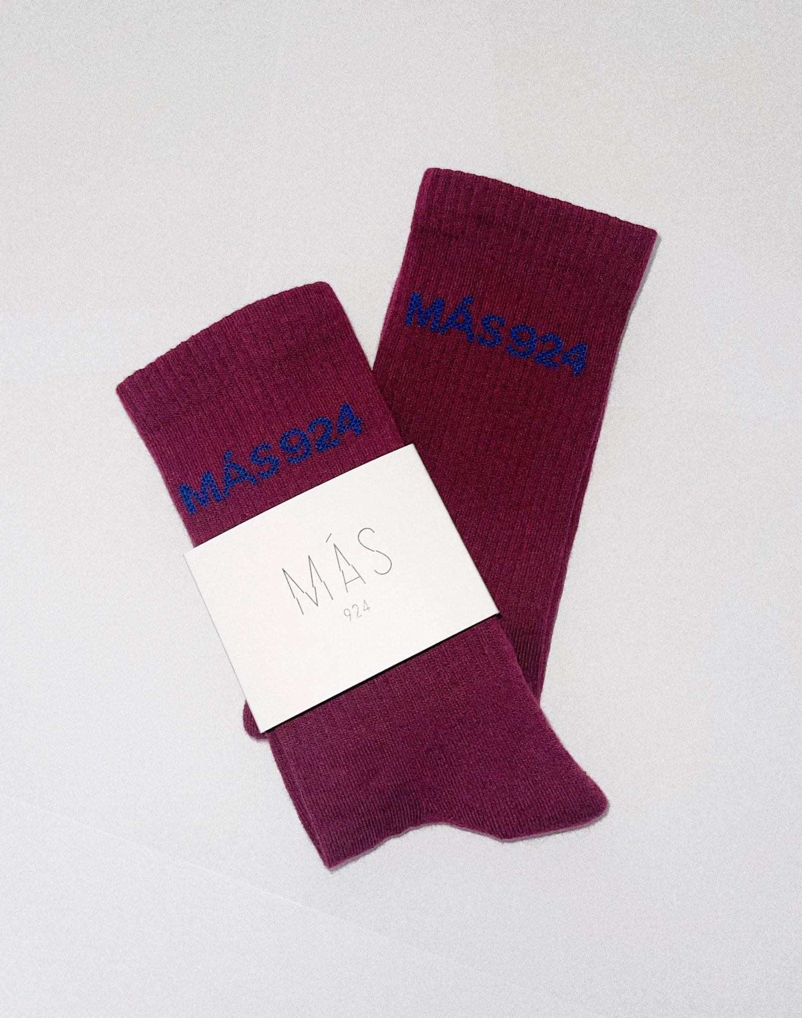 Bordo kojinės su mėlynu logotipu
