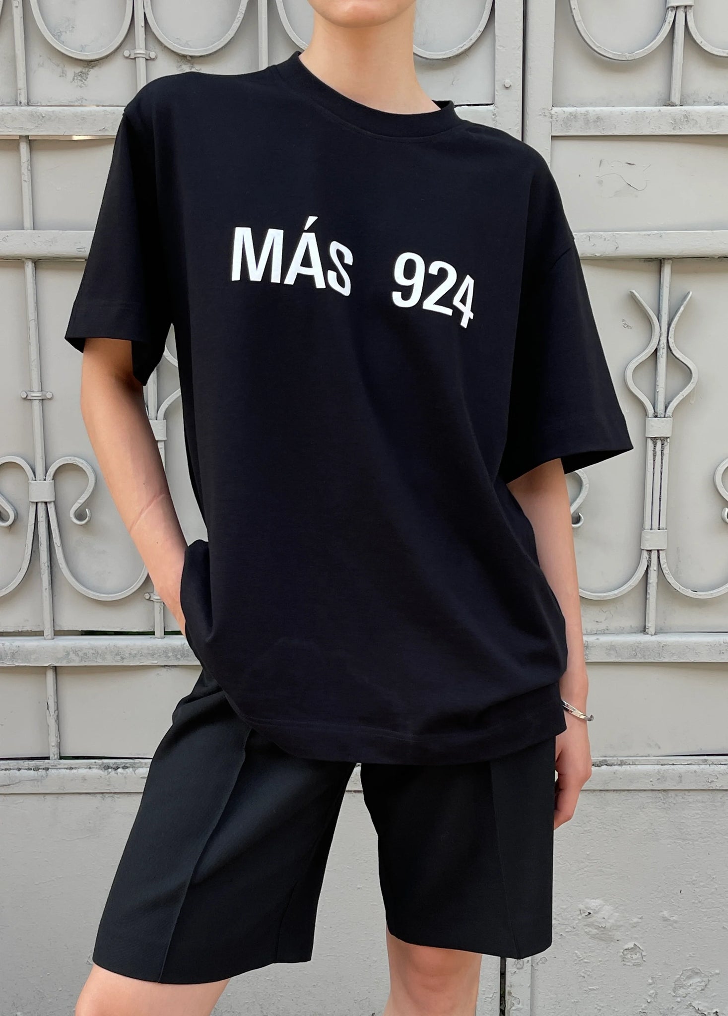 Juodi logo marškinėliai