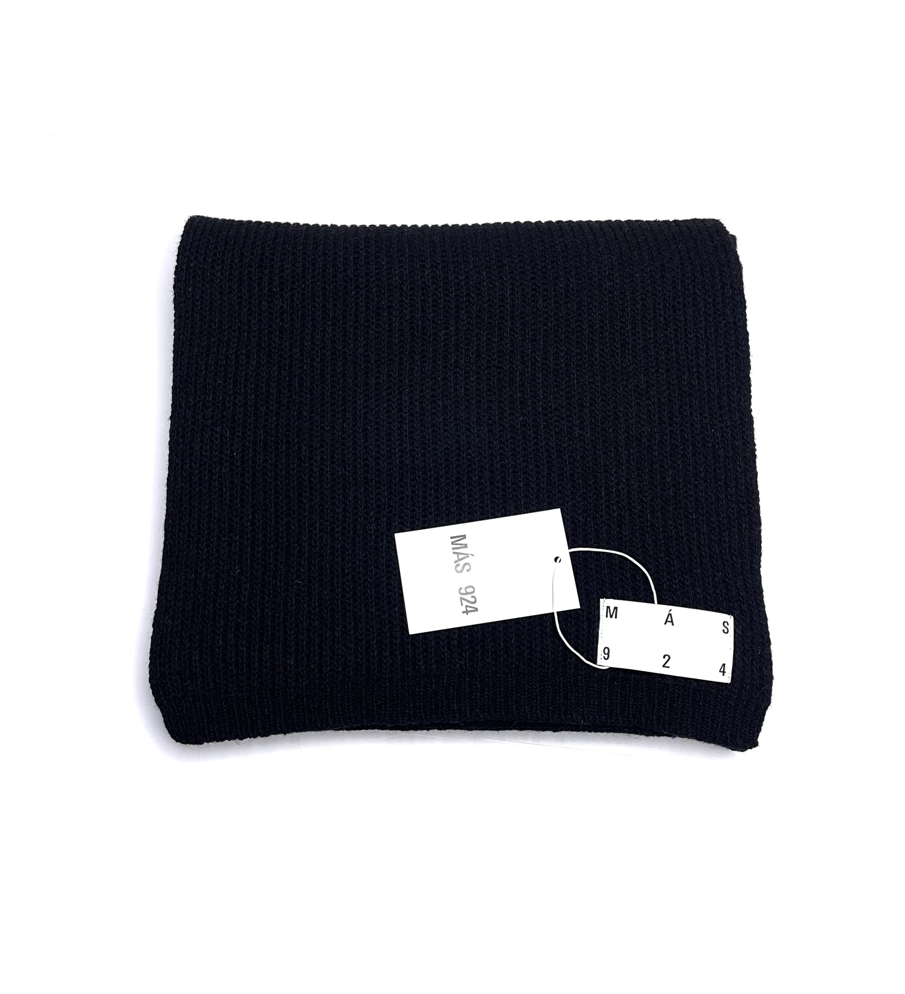 Juodas vilnonis šalikas