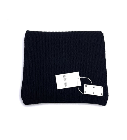 Juodas vilnonis šalikas