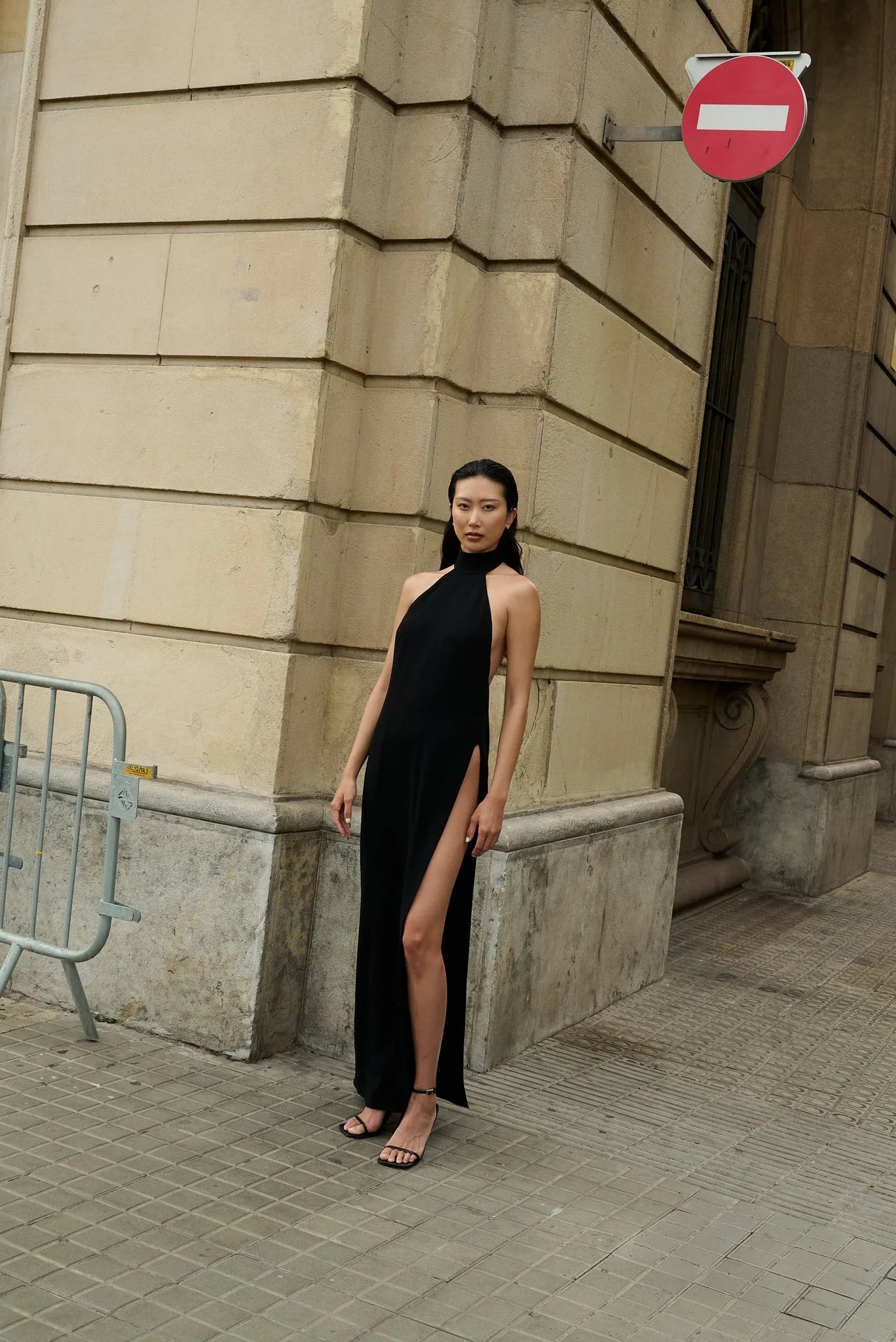 MÁS924 juoda suknelė su giliu skeltuku