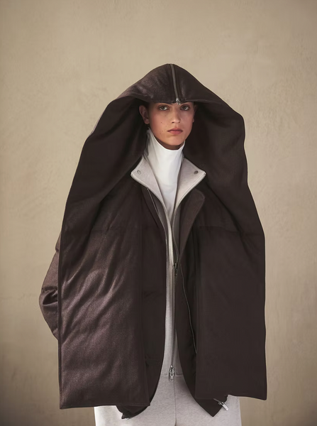 Wool-blend down featuring a detachable scarf-style hood striukė