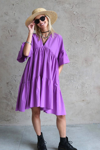 Plataus silueto violetinė suknelė