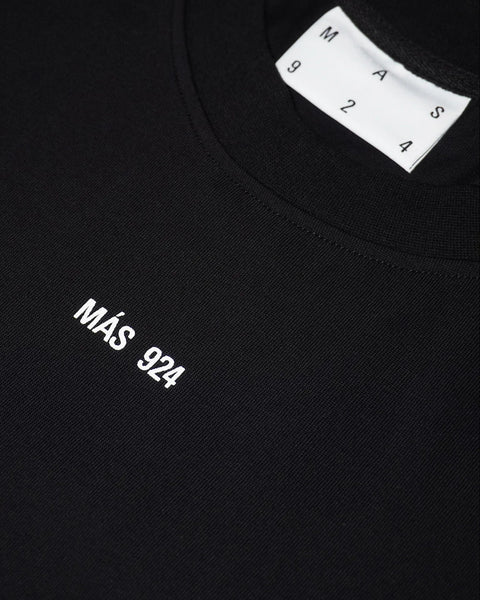 Juodi marškinėliai su minimaliu logotipu
