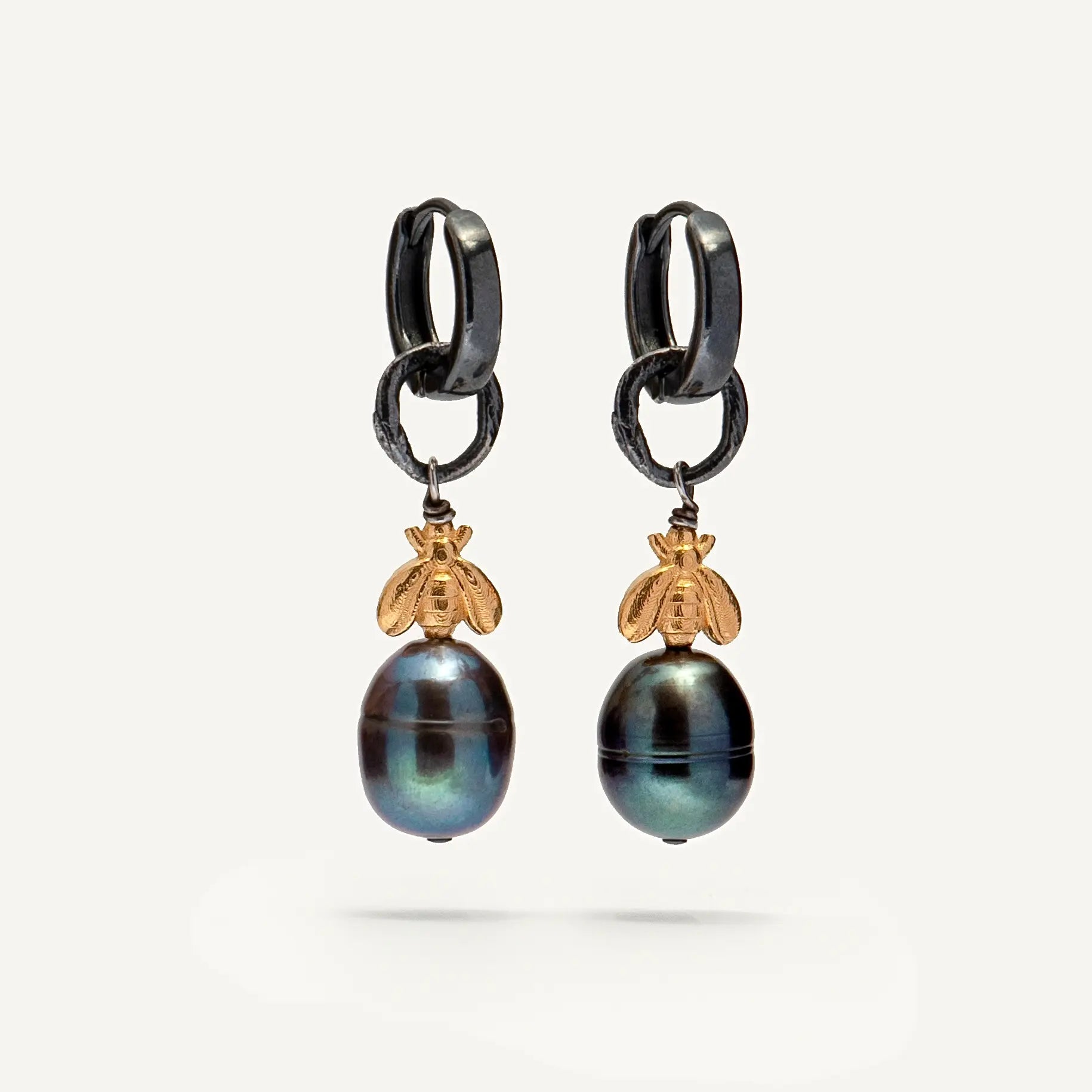 Lucky B e e dark pearl oxidised silver auskarai