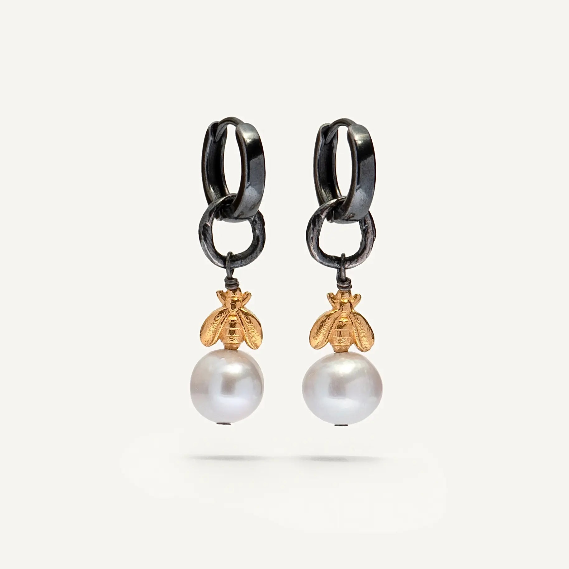 Lucky B e e mini grey pearl oxidised silver auskarai