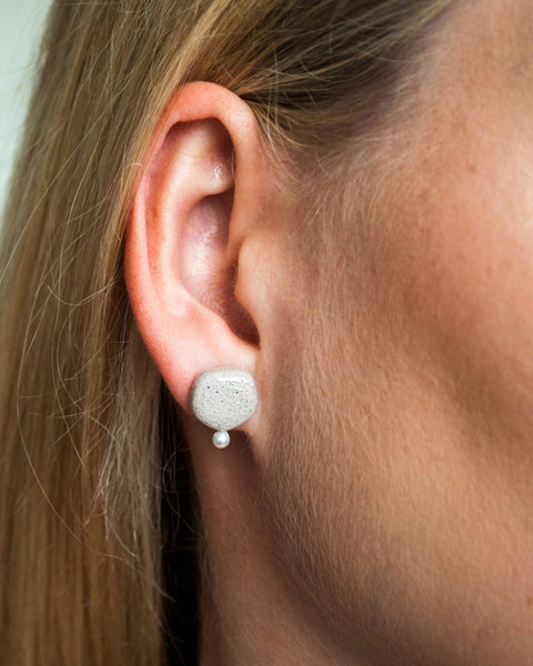 Auskarai  – AMORPHOUS PEARL SMALL