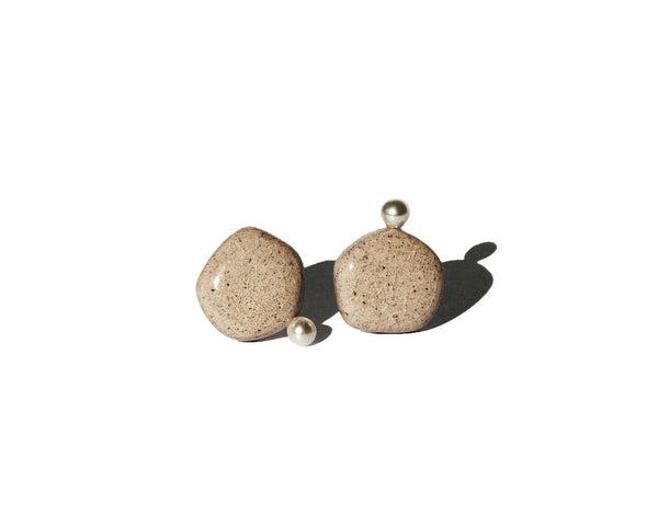 Auskarai  – AMORPHOUS PEARL SMALL