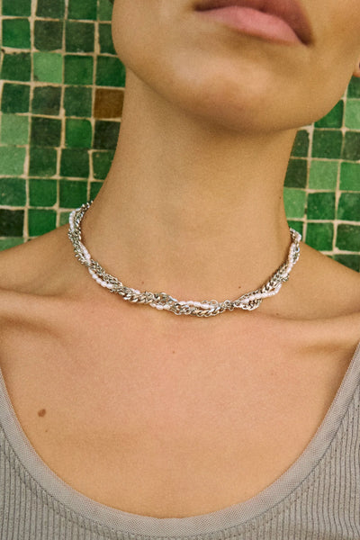 Pintas perlų ir grandinėlių chokeris