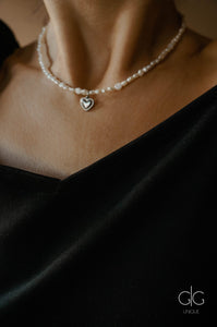 Perlų vėrinys su sidabro spalvos širdelės pakabuku