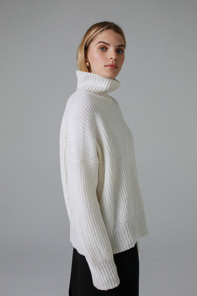 'CHRISTINE’ milk white megztinis